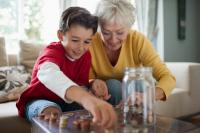 Une grand-mère et son petit-fils jouent avec des pièces de monnaie