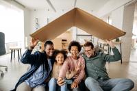Une famille sous un toit en carton