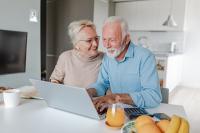 Couple de personnes âgées devant un ordinateur 