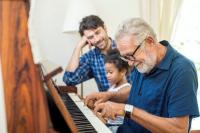 Grand-père jouant du piano, entouré de son fils et de sa petite-fille. 
