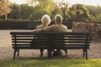 Couple de seniors amoureux sur un banc.