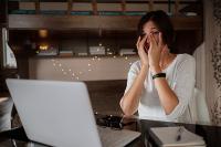 Une femme pleure devant son ordinateur