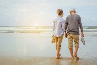 Un couple de retraités marchent sur la plage