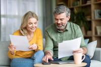 Couple d’âge moyen qui vérifie leurs finances et planifie leur budget
