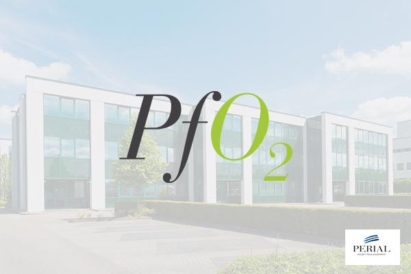 Logo PFO2 sur fonds d'immeubles