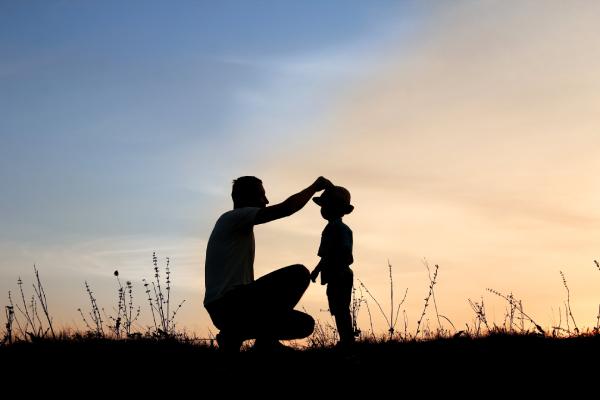 L’ombre du geste protecteur d’un père avec son fils