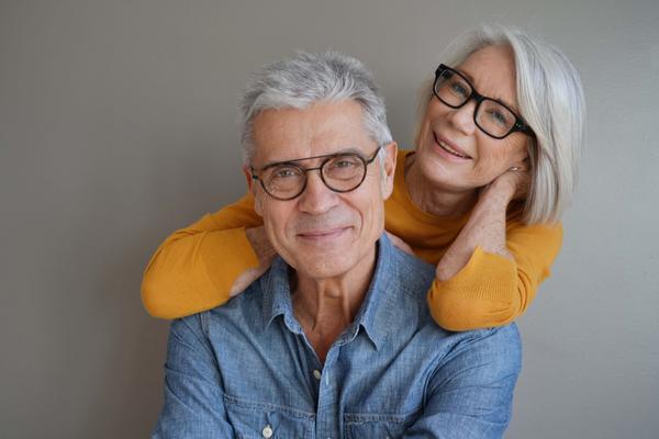 Un homme et une femme avec des lunettes