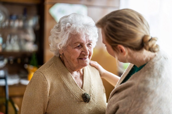 une aide à domicile parle à une vieille dame