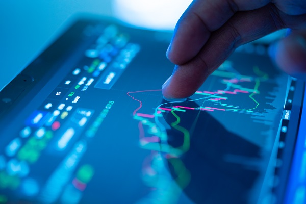 Homme en train de consulter les marchés financiers