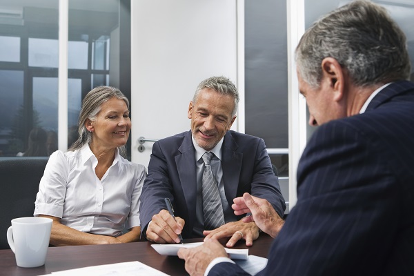 Un couple avec un conseiller financier