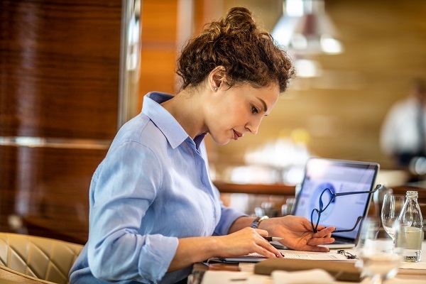 Femme en train de faire ses comptes