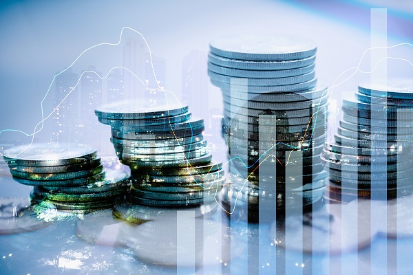 Plusieurs piles de pièces sur un fond bleu