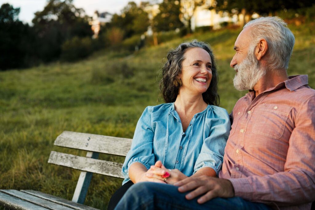 Couple amoureux sur un banc.