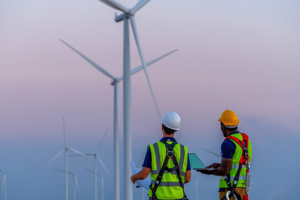 Deux ingénieurs éoliens en train de travailler sur un site de construction