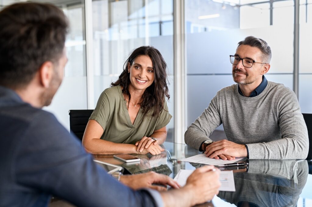 Couple en rendez-vous avec un conseiller financier.