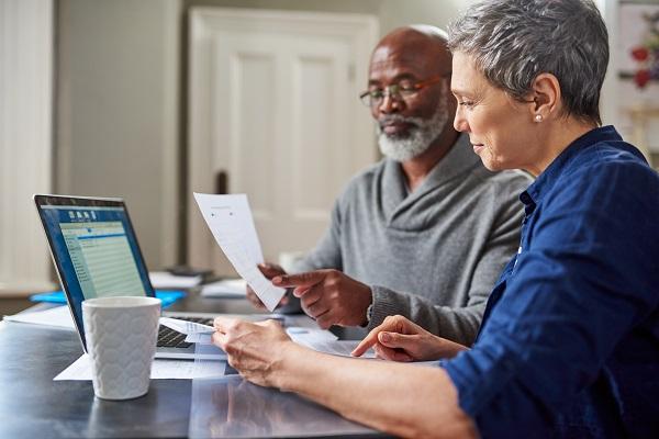 un couple de retraités consulte ses comptes
