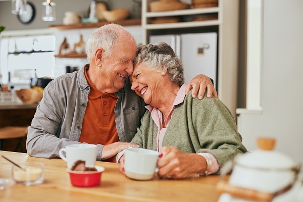 Baromètre du moral des futurs retraités : Couple de personnes âgées s'embrassant et se souriant dans la cuisine